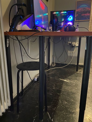 Computer desk with adjustable legs like new
