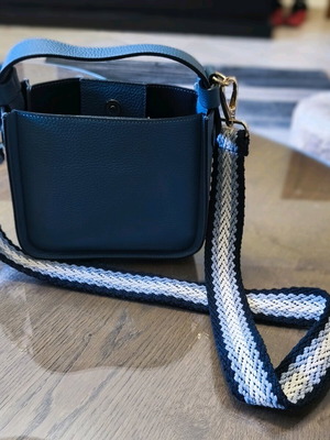 Italian leather shoulder bag blue like new