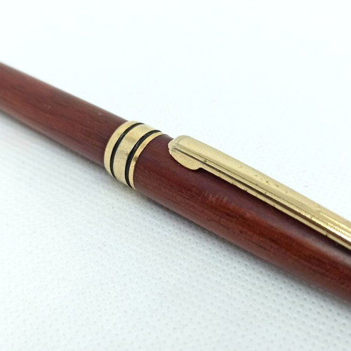 Wooden pen set used with gold details and wooden case