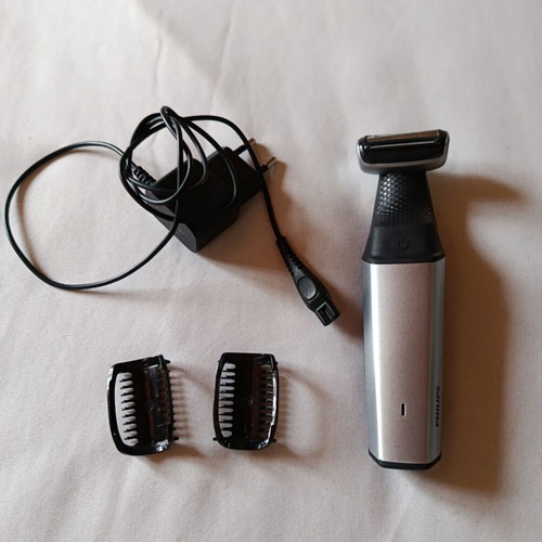 Philips Body Shaver used with 3.5 mm trimming comb and charger