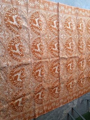 Caramel woven blanket like new, dimensions 1.96x1.80