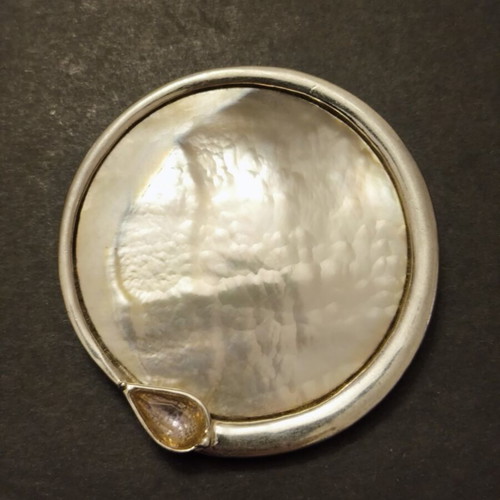 Oxette large impressive pendant with shell like new