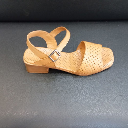 Leather sandals with low heel and soft leather sole
