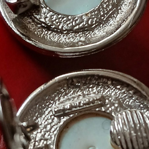 Clip-on earrings vintage 2.5 cm diameter with stamps, like new