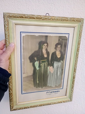 Φώτο ΑΤΤΙΚΟΝ μεταχειρισμένη φωτογραφία με παραδοσιακές φορεσιές σε αυθεντική κορνίζα