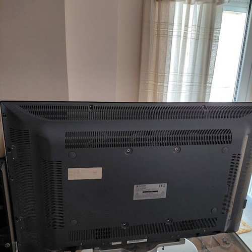 Color TV 32 inches used with detachable speakers and decoder