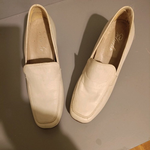 Classic leather pumps from Italy like new, beige