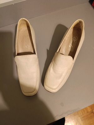 Classic leather pumps from Italy like new, beige