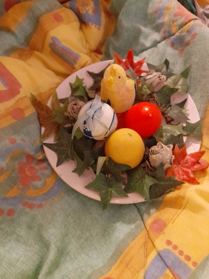 Χειροποίητο πασχαλινό επιτραπέζιο διακοσμητικό με κεραμική βάση και κεριά καινούργιο