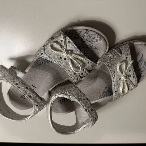 Sandals size 32 like new, white and gray