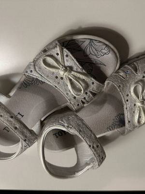 Sandals size 32 like new, white and gray