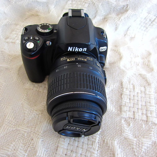 Nikon D60 DSLR Camera Kit DX Format 10.2MP with VR 18-55mm Lens like new