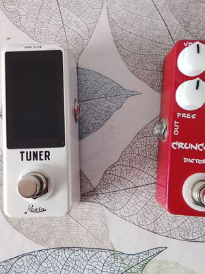 Guitar pedals used, Rowin Tuner, Mosky Red Crunch, Mooer Ensemble King