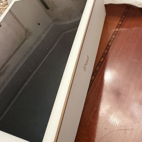 iPad 6th Generation 128GB Gold like new
