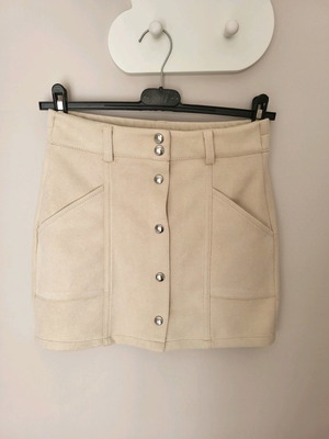 Bershka mini φούστα μπεζ με ασημί κουμπιά, μέγεθος small, σαν καινούργιο