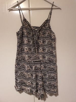 American Eagle Printed Romper like new, size L 40 12, black and white