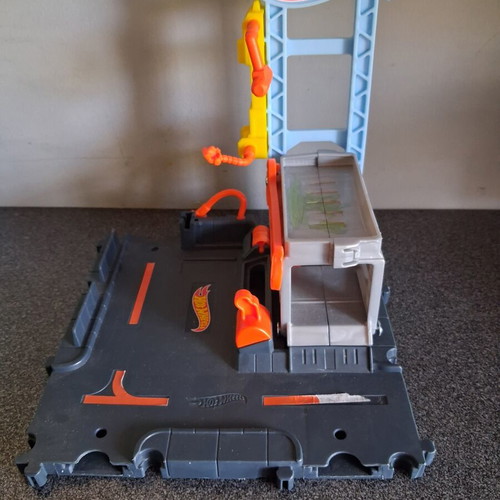 Hot Wheels City playset like new with Stunt Garage and Downtown Tune Up Shop