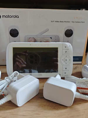 Motorola VM35-2 baby monitor with 2 cameras and 5” display like new