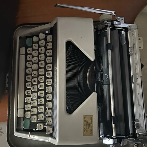Olympia SF De Luxe typewriter used, collectible with original case