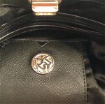 Aυθεντική τσάντα DKNY. Γούνινη με δερμάτινες λεπτομέρειες και χερούλια. Χρώμα καφέ σκούρο.