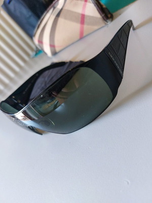 Слънчеви очила Burberry употребявани с калъф и кърпичка