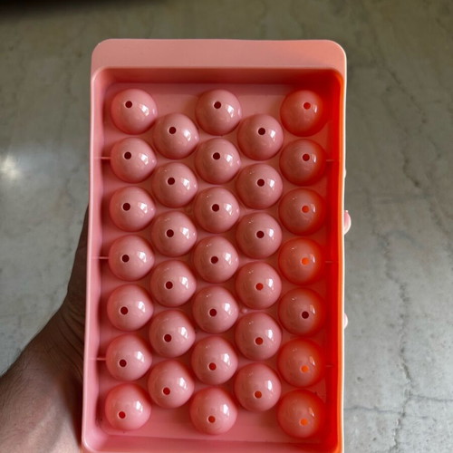 Ice tray like new for round ice cubes