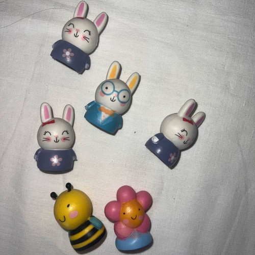 Finger puppet theater set like new, 6 collectible characters
