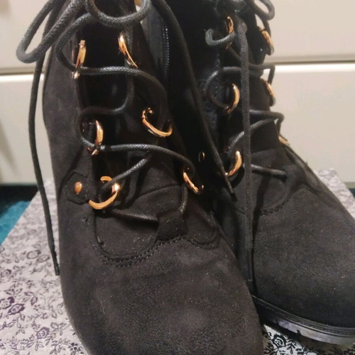 Ankle boots with heel and laces like new, black suede
