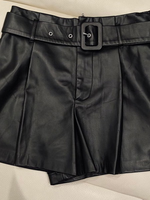Σορτσάκι από τεχνητό δέρμα Zara small σαν καινούργιο, μαύρο
