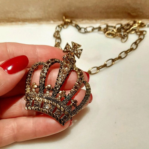 Висулка Crown златист цвят нова с кафяви кристали