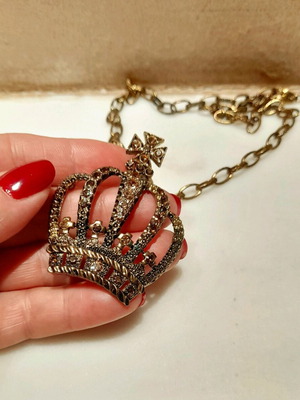 Висулка Crown златист цвят нова с кафяви кристали