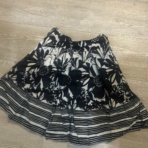 Rinascimento skirt size M like new, black and white