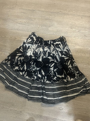 Rinascimento skirt size M like new, black and white