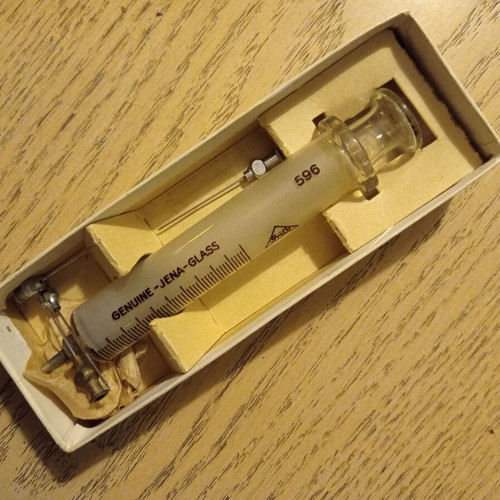 Vintage medical glass syringe GRICO used, with 4 needles
