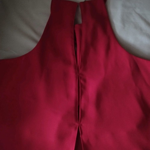 Desiree sleeveless red shirt used, size M
