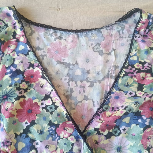 Wrap dress floral with belt and lace, like new, size small
