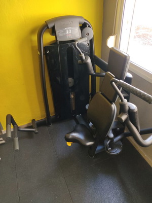 Pec Deck professional fitness machine like new