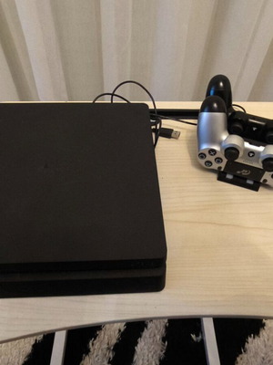 PlayStation 4 Slim 1TB σαν καινούργιο με 4 παιχνίδια, 2 χειριστήρια και βάση φόρτισης