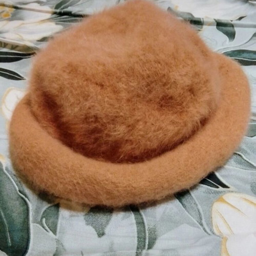 Fur hat brown like new