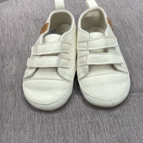 Baby shoes size 19 like new