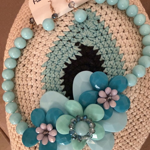 Necklace with flowers turquoise, new