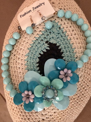 Necklace with flowers turquoise, new