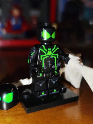 Spider-Man (Stealth Suit) σαν καινούργιο με βάση και επιπλέον μάσκα