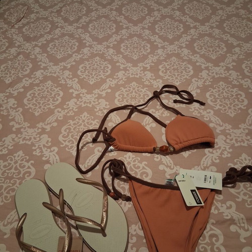 Bikini with UVA 50+ protection and Havaianas flip-flops, size 40-41