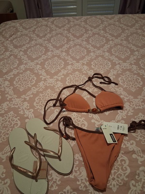 Bikini with UVA 50+ protection and Havaianas flip-flops, size 40-41