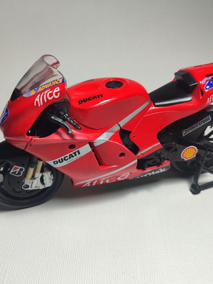 Casey Stoner Ducati Desmosedici GP7 World Champion New Ray static model used 1/12