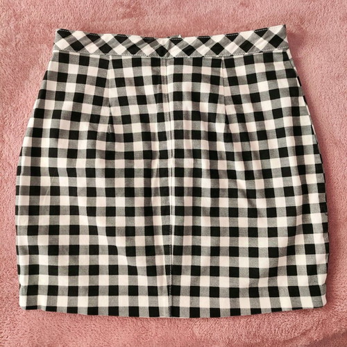 Checked black and white skirt like new, size 38 from H&M