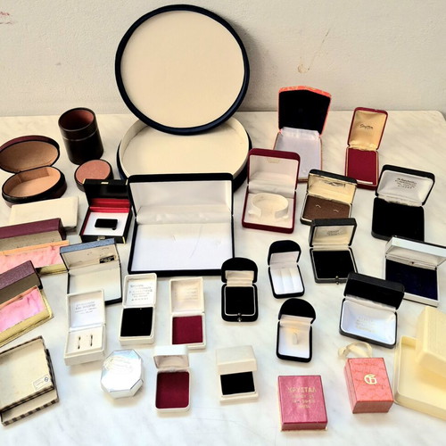 Vintage jewelry box set used, pack of 30 various sizes and designs