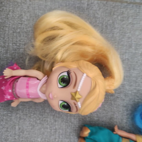 Shimmer & Shine magic carpet like new with 4 dolls