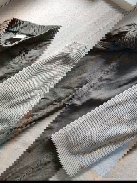 κοτλε χακί παντελόνι και πουλόβερ Zara